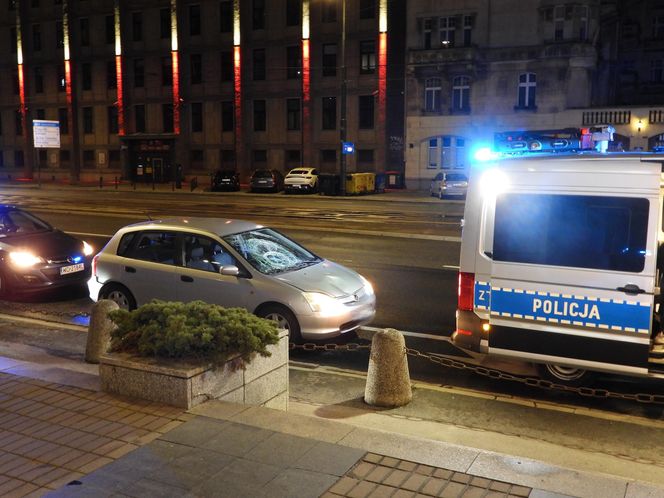 Pijany zmiótł kobietę na pasach i uciekł. Nocny dramat w sercu Warszawy