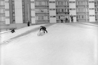 Narty, łyżwy, sanki. Tak Polacy uprawiali sporty zimowe w PRL-u - zobacz zdjęcia archiwalne