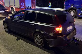 Gigantyczne utrudnienia na Wisłostradzie. Kilka osobówek kompletnie roztrzaskanych na barierkach