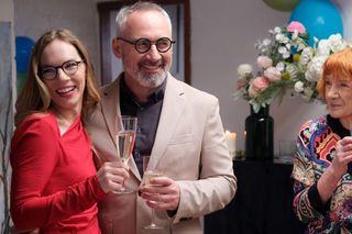 M jak miłość odc. 1872. Sylwia (Hanna Turnau), Adam Werner (Jacek Kopczyński), pani Ola (Ewa Kolasińska)