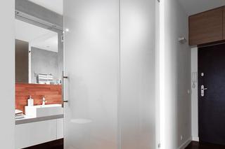 Szklane drzwi do minimalistycznej łazienki