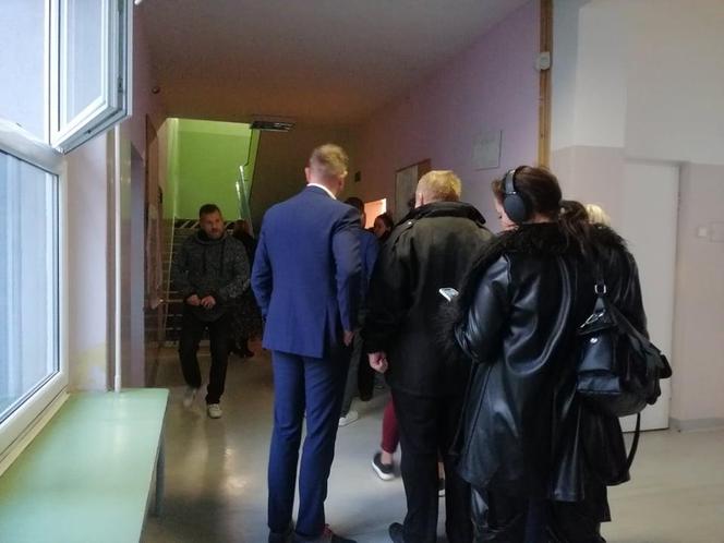Wybory 2023: Tak głosują Krakowianie. Przed lokalami wyborczymi nadal wiadać kolejki