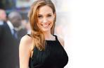 Angelina  Jolie usunęła piersi i...  teraz ma większe
