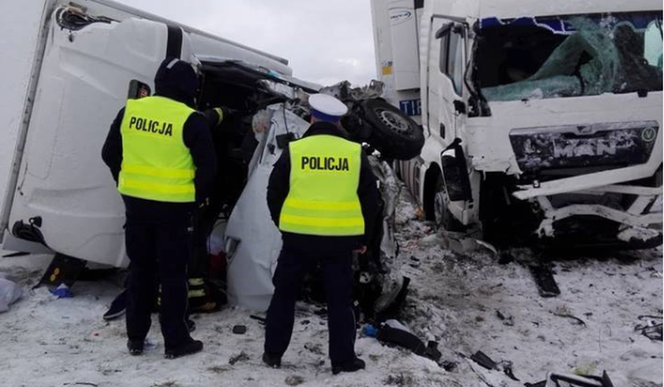 Szypliszki. Wypadek na DK 8. Czołowe zderzenie TIR-a z autem dostawczym. Droga zablokowana