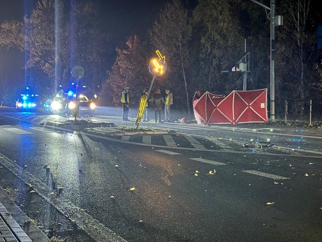 Śmiertelne potrącenie rowerzysty. Auto dachowało, dwie osoby trafiły do szpitala