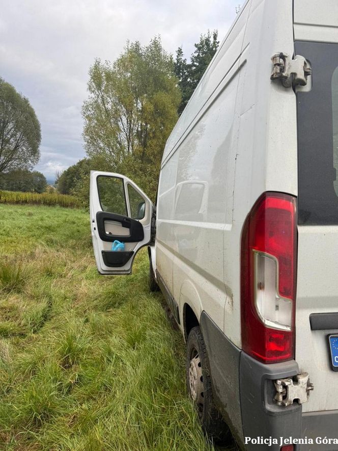 Nieudana blokada policji pod Jelenią Górą. Kierowca fiata ducato pojechał dalej [ZDJĘCIA]
