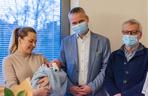 Włodarze Poznania odwiedzili pierwszego noworodka urodzonego w 2023 roku