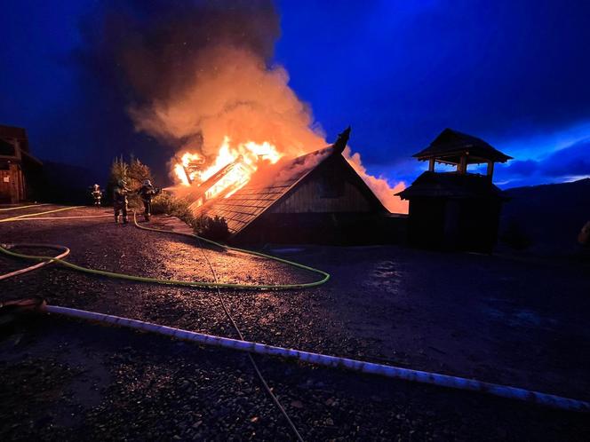 Pożar w Szczyrku. Doszczętnie spłonął drewniany budynek