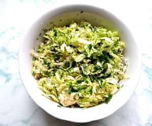 Szybka surówka z kapusty pekińskiej. Tak prosta, że wyjdzie, nawet jak masz dwie lewe ręce