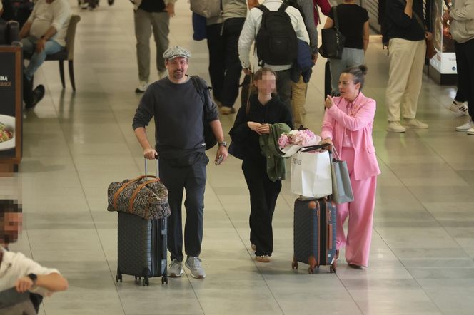 Anna Mucha z rodziną na lotnisku