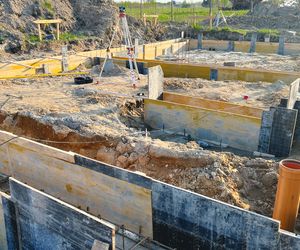 Jak prowadzić prace fundamentowe przy trudnej pogodzie? Oto praktyczny poradnik