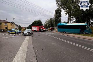 Wypadek w Lędzinach. Zderzenie autobusu z samochodem osobowym – trzy osoby w szpitalu
