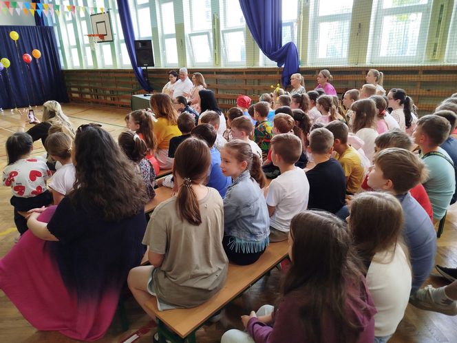 Uczniowie z klas I-III zaprezentowali w SP nr 10 w Siedlcach piosenki z różnych bajek
