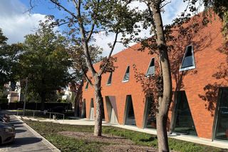 Aniołki z czerwonej cegły. Nowy Ośrodek Szkoleniowo-Naukowy OIL stanął w willowej dzielnicy Gdańska