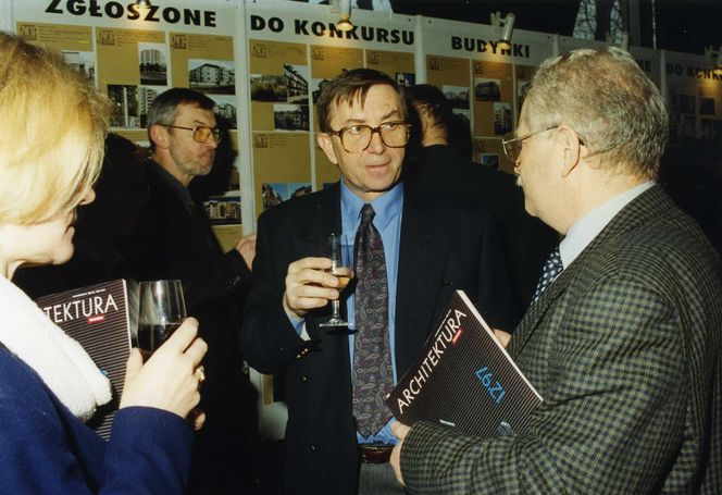 ŻYCIE W ARCHITEKTURZE, wystawa pokonkursowa, w środku Jacek Cybis