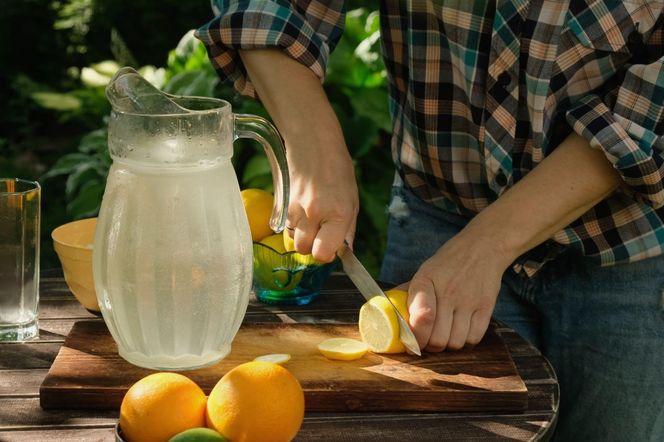 Domowa lemoniada, która bije na głowę każdą ze sklepu! Zrób w kilka minut i poczuj  lodowate orzeźwienie