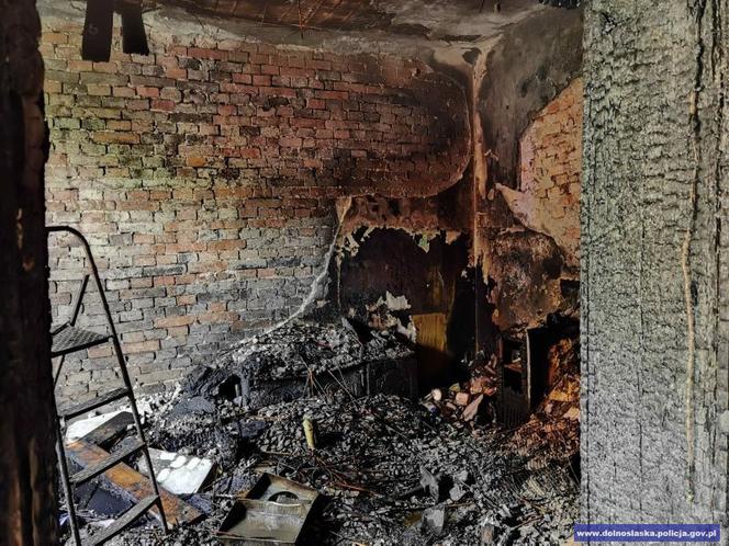 Policjanci uratowali ludzi z płonącego budynku w Ścinawie