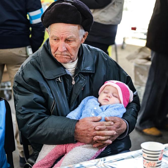 Jechał starym autem kilka dni, by uratować przed wojną całą rodzinę! 84-latek jest nowym bohaterem Ukrainy [ZDJĘCIA]