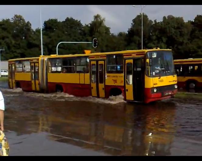 Nawałnica w ŁODZI: 30 zerwanych dachów, podtopione piwnice i garaże – efekty 20 minut burzy WIDEO