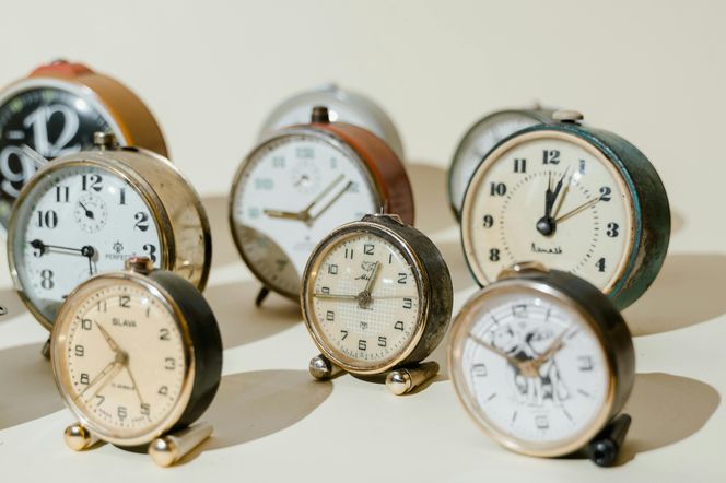 Zmiana czasu z letniego na zimowy 2025. Zegarki cofamy wcześniej niż ostatnio!