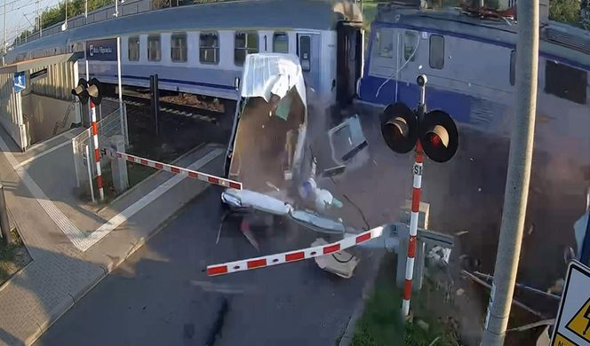 Dostawczak wjechał pod pociąg! Ogromne utrudnienia na kolei