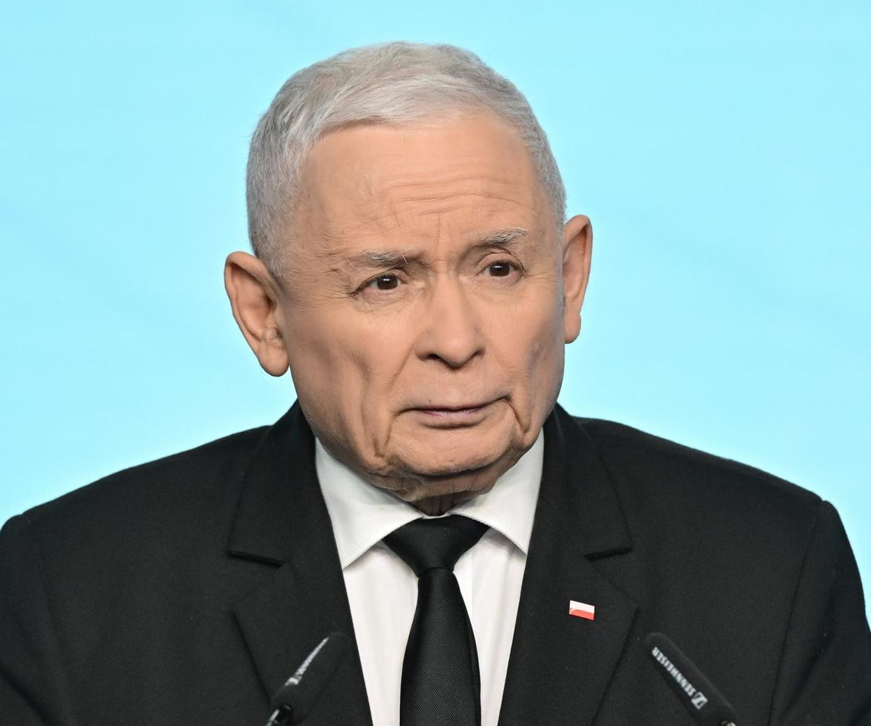 Pilne! Kaczyński po przesłuchaniu: „Położyła się w garsonce do łóżka”. Mówi o śmierc…