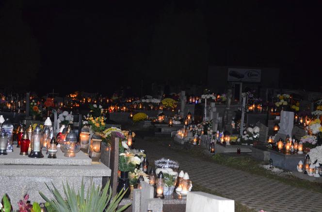 Dzień Zaduszny na starachowickich cmentarzach. Wyglądają wyjątkowo