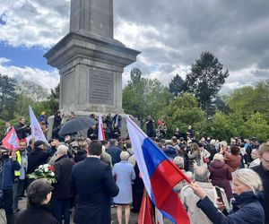 Protest na Cmentarzu Mauzoleum Żołnierzy Radzieckich w Warszawie (9.05.2025)