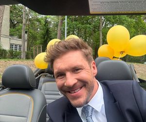 M jak miłość nowy sezon. Marcin (Mikołaj Roznerski) po ślubie z Kamą na planie