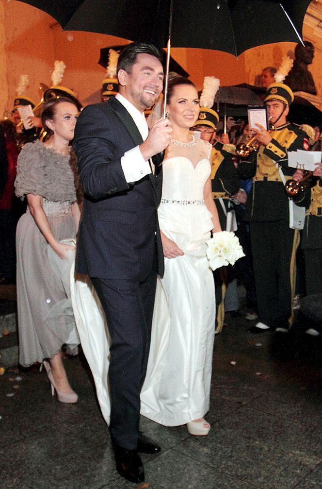 Porównaliśmy suknie ślubne córek prezydentów