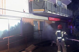 Toruń. Pożar bloku przy ul. Lubickiej. Dwie osoby wyskoczyły z okna [ZDJĘCIA]