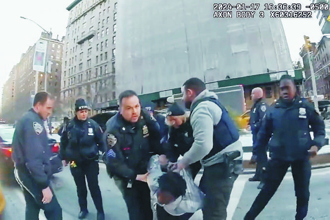 Kopniak za kolegę. Szokująca interwencja na Manhattanie