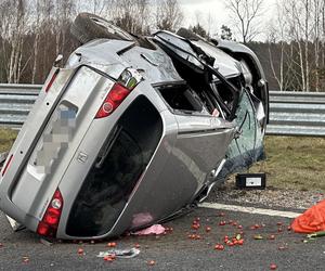 Horror w powiecie wołomińskim. Przerażający wypadek. Honda koziołkowała przez kilkadziesiąt metrów