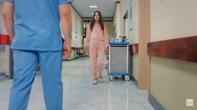 Dramatyczna scena na szpitalnym korytarzu