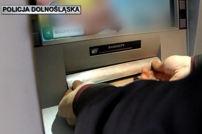 Pułapki klejowe na bankomatach to jeden ze sposobów na kradzież pieniędzy