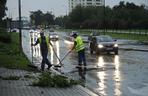 Nawałnica w WARSZAWIE: Ulice pod wodą, połamane drzewa – paraliż komunikacyjny