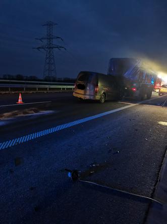 Dzwon na S5 w pow. kościańskim. Bus wjechał w ciężarówkę