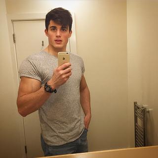 Seksowny Pietro Boselli. To ciacho uczy matematyki!