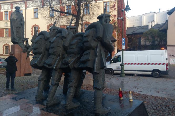 Zdewastowany pomnik Piłsudskiego w Krakowie