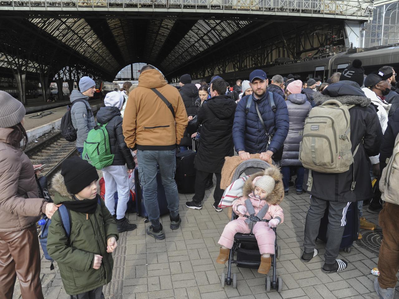 Tłumy Na Dworcu Kolejowym We Lwowie - ESKA.pl