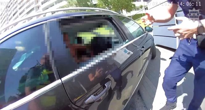25-latek utknął w rozgrzanym samochodzie i wołał o pomoc. Policjanci musieli rozbić szybę
