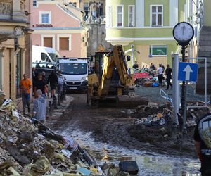 Mieszkańcy Kłodzka i Stronia Śląskiego rozpoczęli wielkie sprzątanie. Chcą zwalczyć skutki powodzi