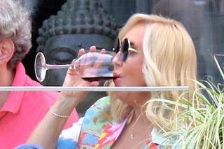 Agata Młynarska popija wino zupą