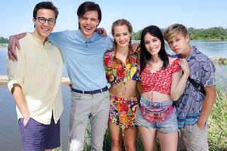 Barwy szczęścia odc. 2145. Kajtek (Jakub Dmochowski), Madzia (Natalia Sierzputowska), Kacper (Jakub Szlachetka), Oliwka (Wiktoria Gąsiewska), Tymon (Jakub Wróblewski)