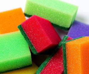 Eksperci od czyszczenia zdradzają, co znaczą kolory gąbek. O tym większość z nas nie miała pojęcia