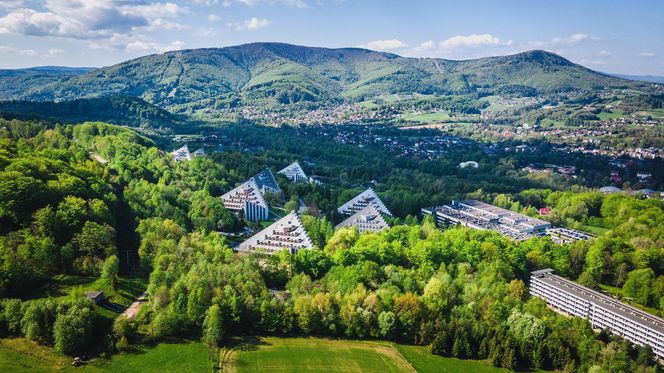 Najdziwniejszy budynek w województwie śląskim. To betonowa Utopia w Sercu Beskidów