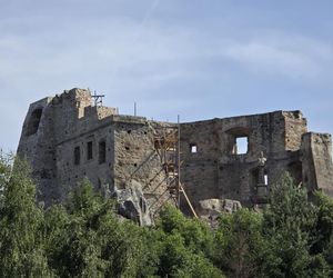 Ruiny tego zamku skrywają wiele tajemnic. To doskonałe miejsce na wakacyjną wycieczkę
