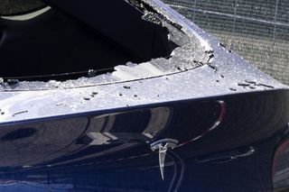 Pożar w salonie Tesli w Rzymie, spłonęło 17 samochodów