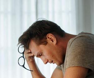 Po wyznaniu żony porzucił małą córeczkę. Internauci nie mieli dla niego litości