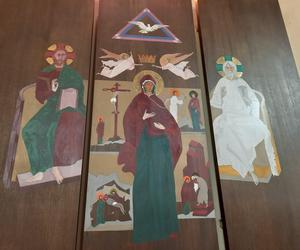 Prawe skrzydło tryptyku w prezbiterium kościoła w Sarbinowie. Obraz przedstawia scenę ukoronowanie Najświętszej Maryi Panny, a w tle sceny z życia Matki Bożej.